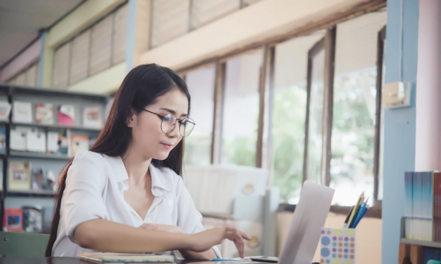 Mentor providing personalized feedback to a student
